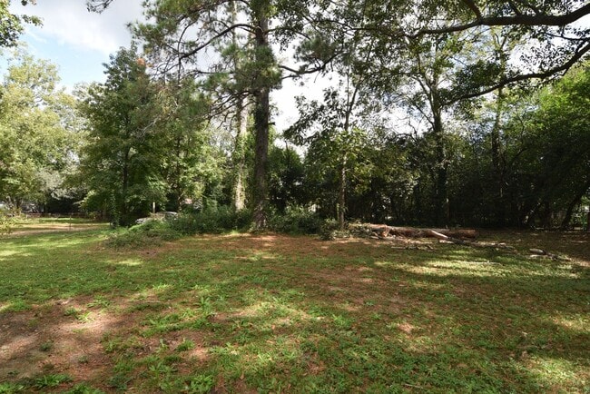 Building Photo - $1025 - 2 bed/1 bath house for rent off Mi...