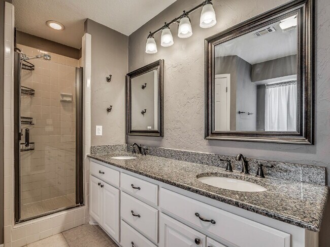 Building Photo - Immaculate Edmond Home with New Carpet and Storm Shelter!