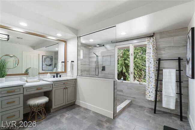 Building Photo - 2233 Versailles Ct