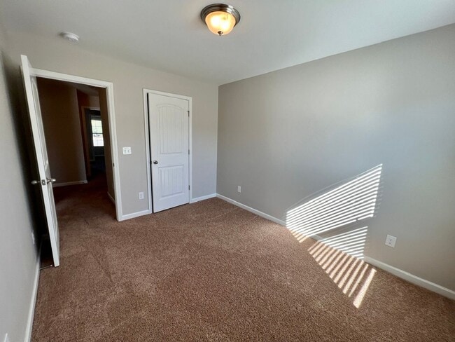 Building Photo - Upscale 3BR 2.5BA Townhome in Blackman!