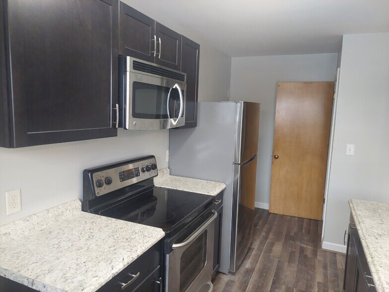 Kitchen - 726 Truman Ave