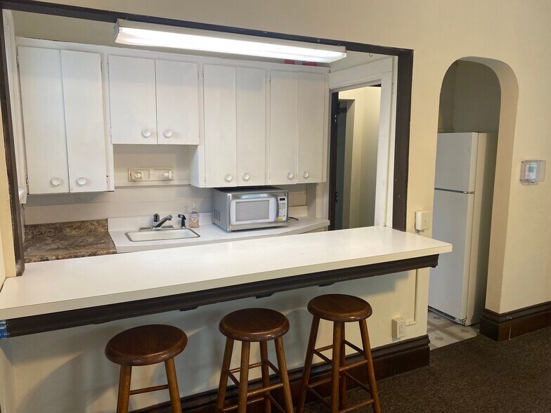 Building Photo - 112 S Mills St