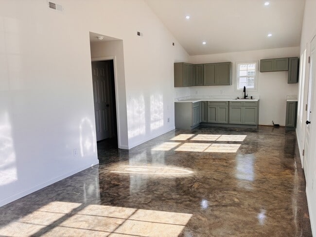 Building Photo - 411 Elm St