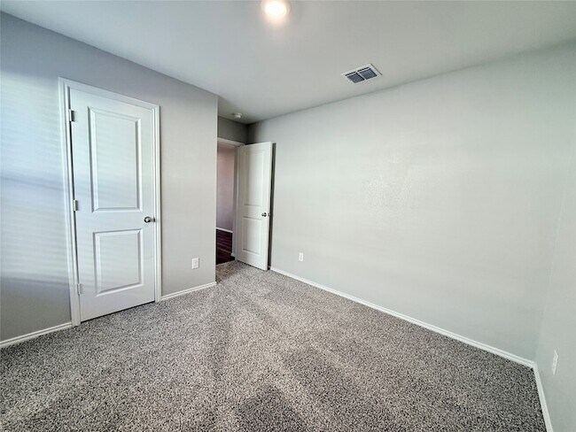 Building Photo - 1524 Avery Pointe Dr