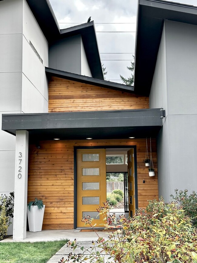 Building Photo - 6 BR / 4 BA – 4,100 SQ FT with Patio, Full Outdoor Grill, and Hot Tub