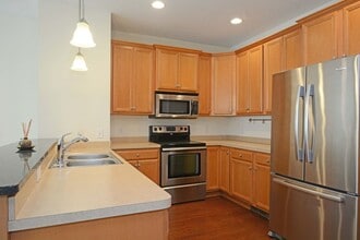 Building Photo - 2 Level Townhome in Maple Grove!