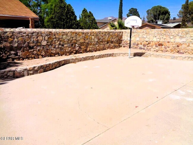 Building Photo - 8520 Saratoga Dr