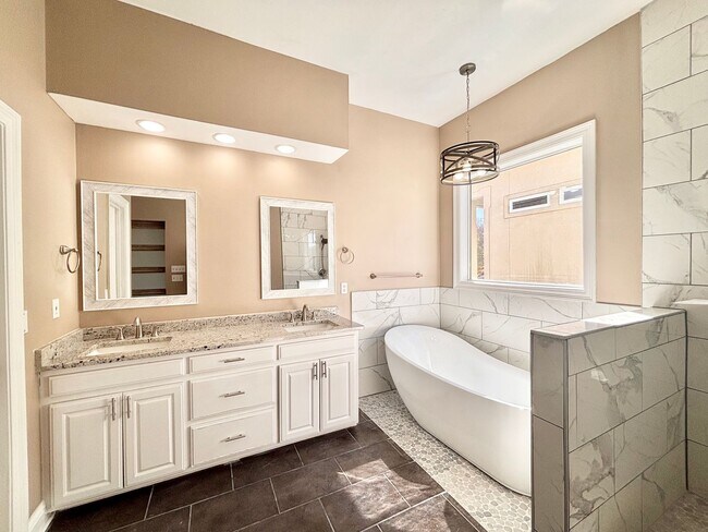 Building Photo - Stunning 5-Bedroom Home with Breathtaking Lake & Golf Course Views – Pelican Point Subdivision