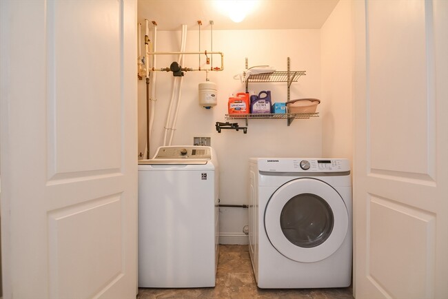 Building Photo - 614 Pond St