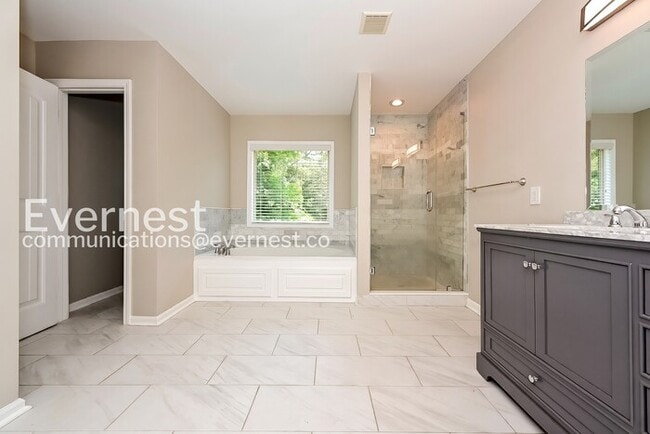 Building Photo - Limited Time Special Offer / 5 Bed, 3 Bath Home with Fenced Yard & Garage / Pet-Friendly / Vouche...