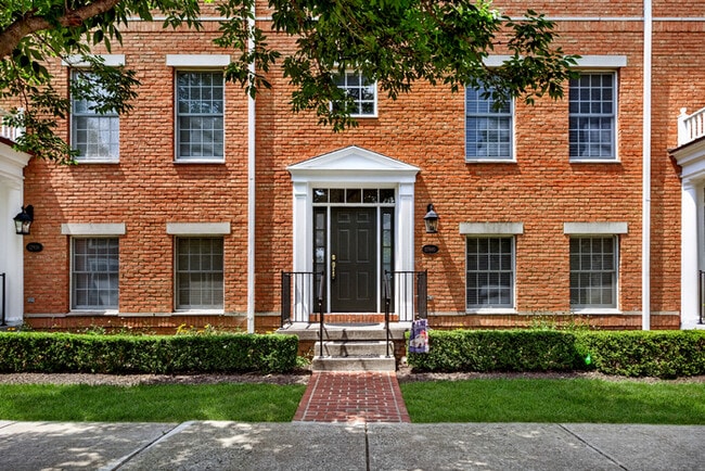 Building Photo - Beautiful 3 Bed Townhome In the Heart Of Village Of West Clay!