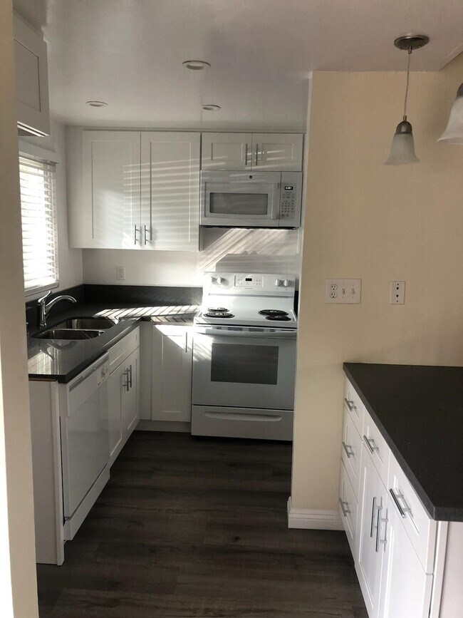 Primary Photo - 108 N Helberta Ave