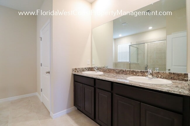 Building Photo - 16465 Woodside Gln