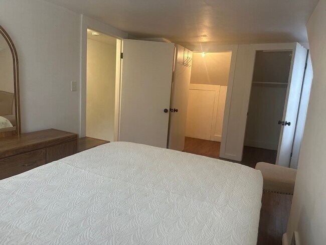 Building Photo - 904 Middle St