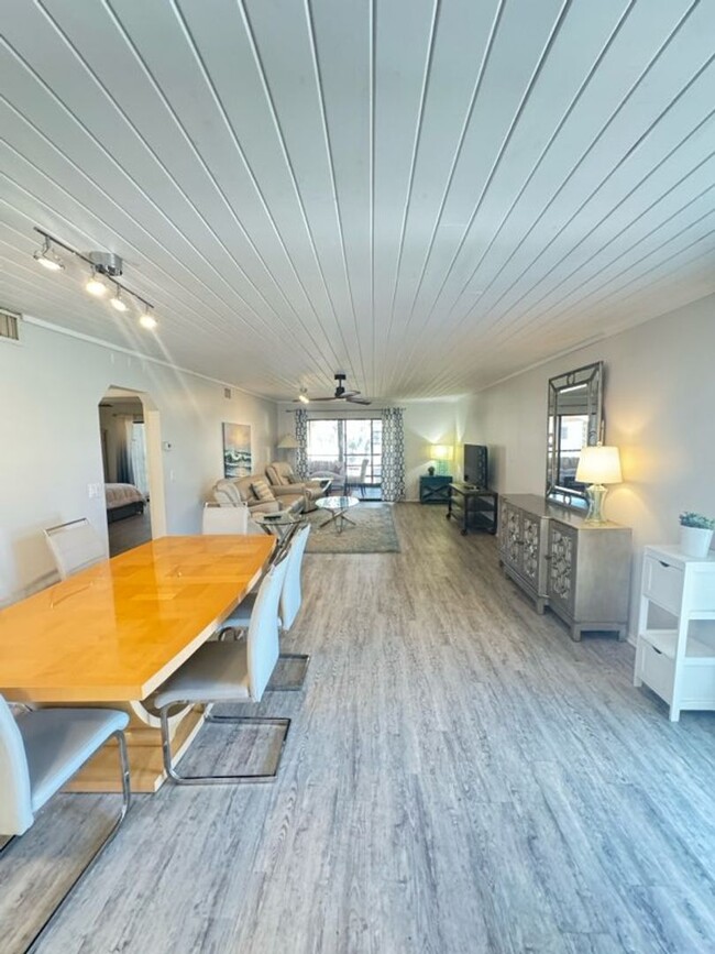 Building Photo - Annual modern 2-bedroom, 2-bath condo in t...