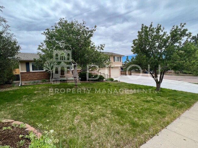 Building Photo - Corner Lot Multi-Level Home