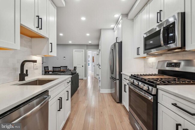 Building Photo - 1404 Holbrook St NE