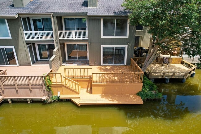 Building Photo - Waterfront Townhome in Elkins Lake