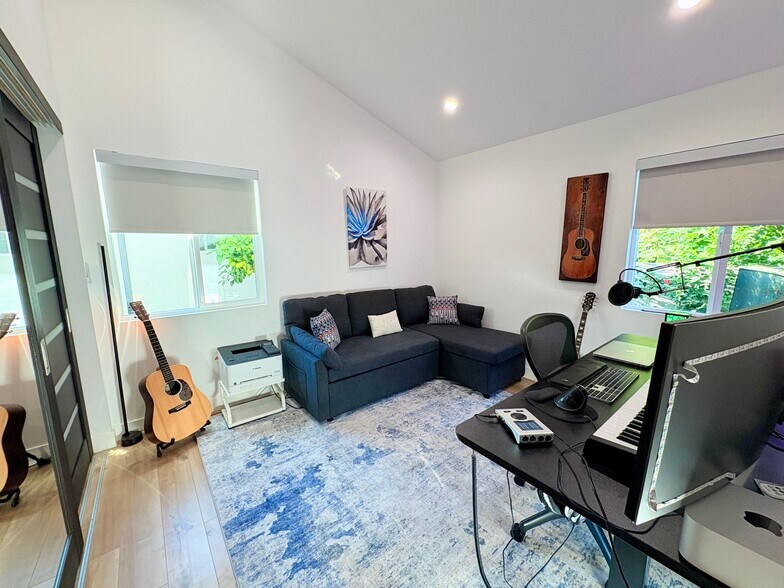 Building Photo - 502 N Avon St