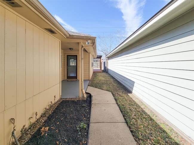 Building Photo - 8611 Pool Creek Dr