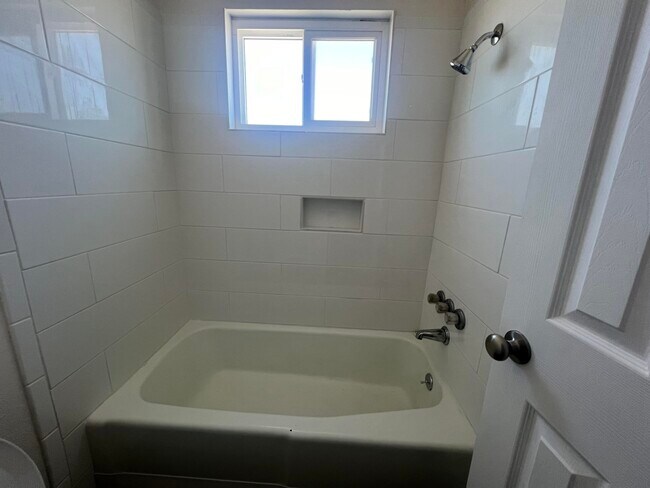 Building Photo - 911 Alvarado Dr SE