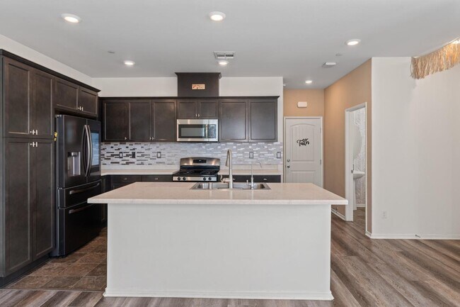 Building Photo - 30324 Town Square Dr