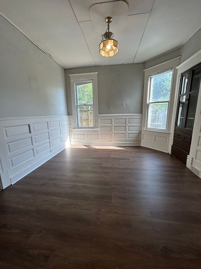 Building Photo - Large Five Bedroom House