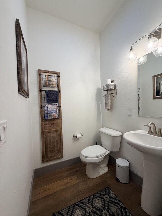 Building Photo - Gorgeous and Quiet 3 Bed 2.5 Bath Home in ...