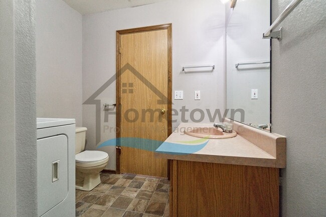 Building Photo - 4 Bedroom 2 Bathroom Home with Attached 2 ...