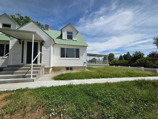 Building Photo - The Epitome of Country Living!!