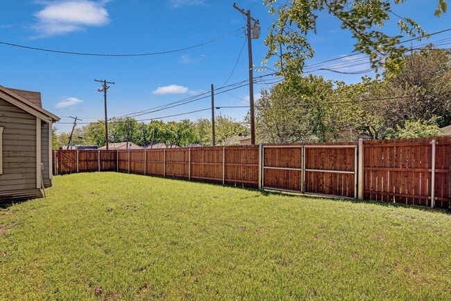 Building Photo - Cutest Cottage available Now in McKinney!
