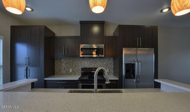 Building Photo - 410 Thorn Ave