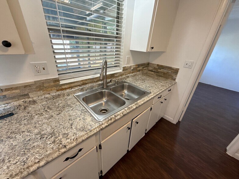 Building Photo - 90 S Davis St