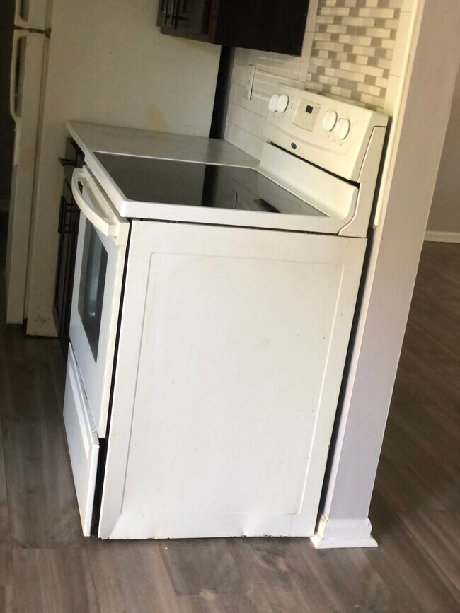 Building Photo - 1106 Douglas Cir