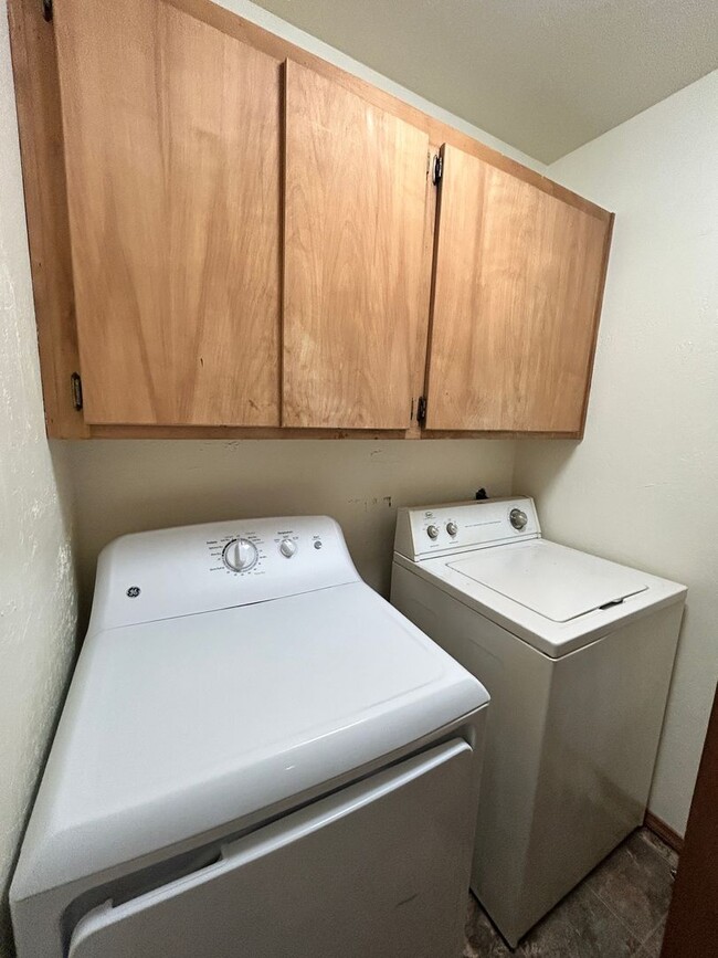 Building Photo - 2 bed, 1 Bath in Hamilton. Includes one ca...