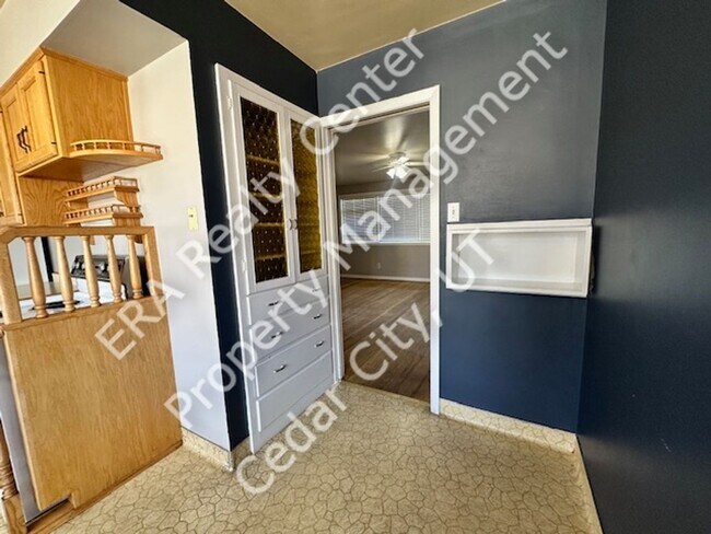 Building Photo - Move in Discount! Charming Ranch Style Single Family Home