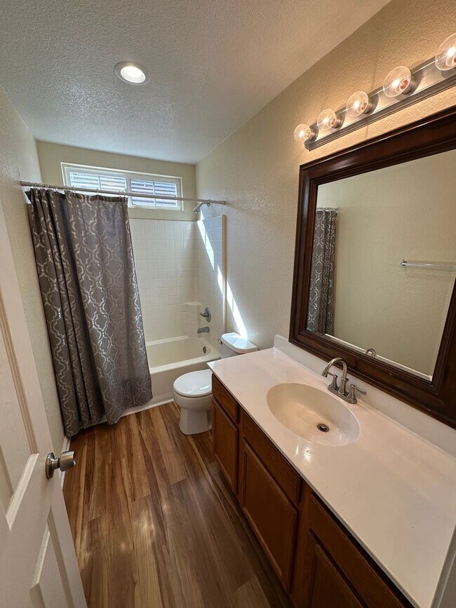 Building Photo - 3 Bed 2.5 Bath Single Family Home In Brentwood