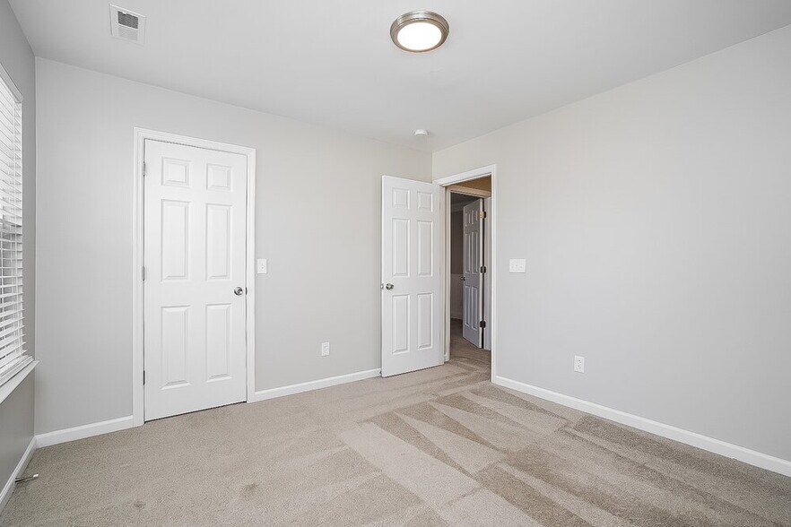 Building Photo - 102 Meadow Crest Ct