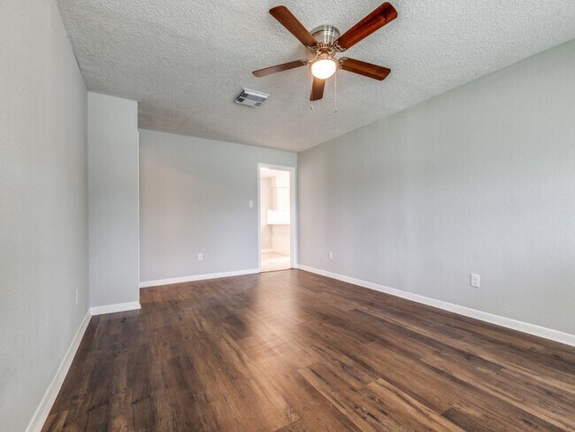 Building Photo - 411 Gober St