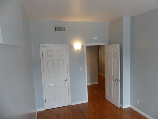 Building Photo - 1420 Menard St