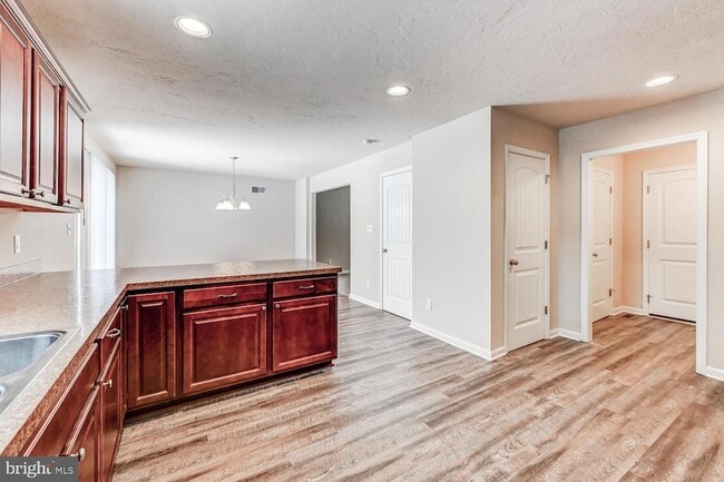 Building Photo - 180 Breezewood Dr