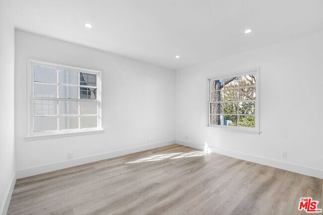 Building Photo - 9216 Alden Dr