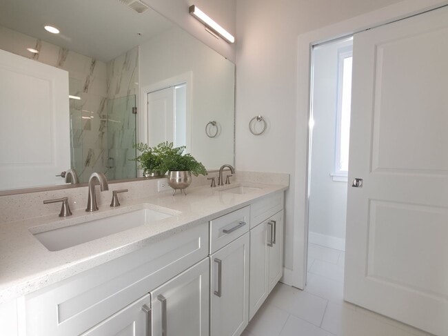 Building Photo - FOR RENT 3 bed, 3.5 bath, 3 level brand new condo