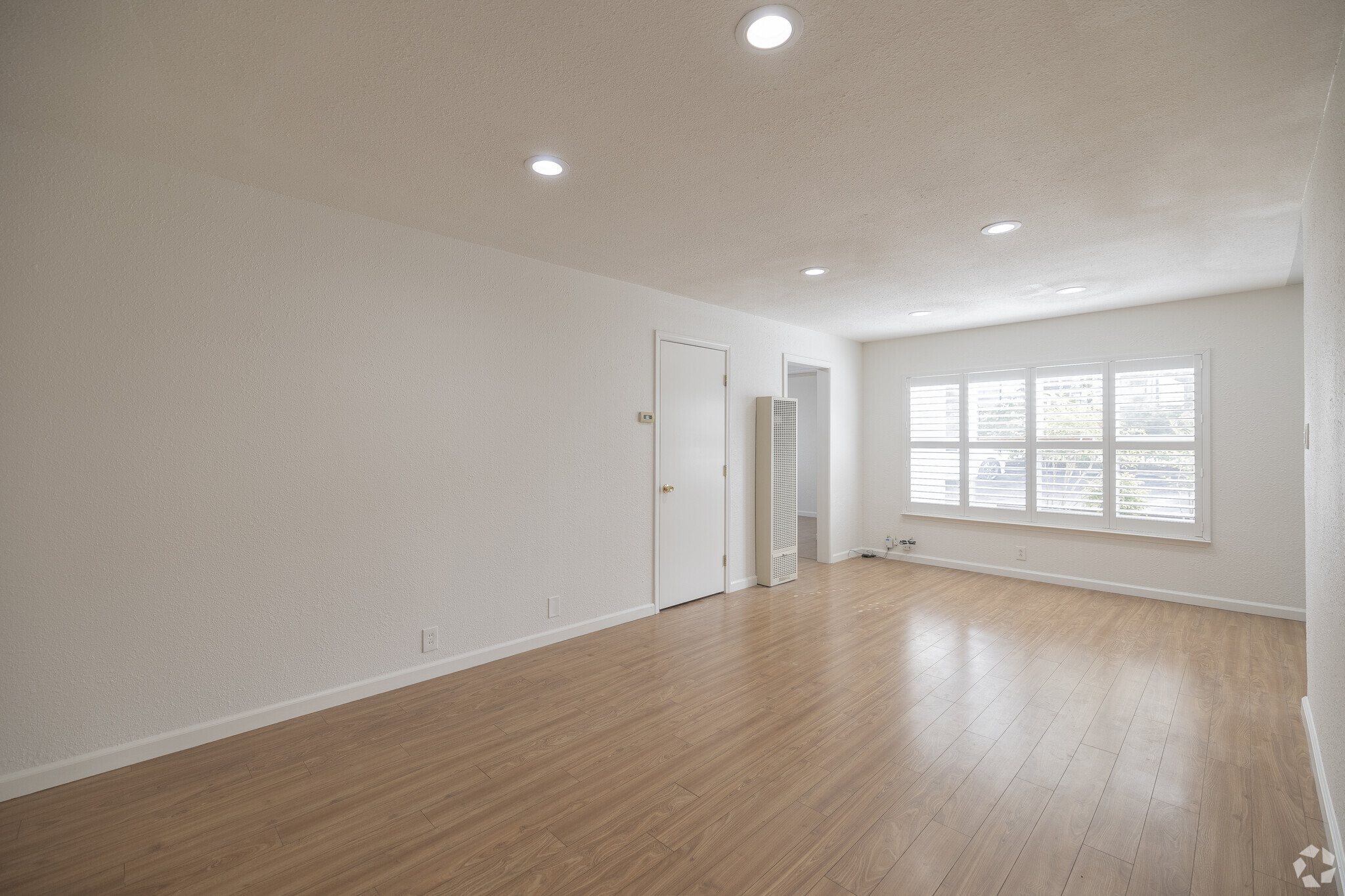 2BR, 1BA - 800SF - Living Room - 2249 Bonar St