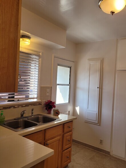 Building Photo - 305 N Palm Ave