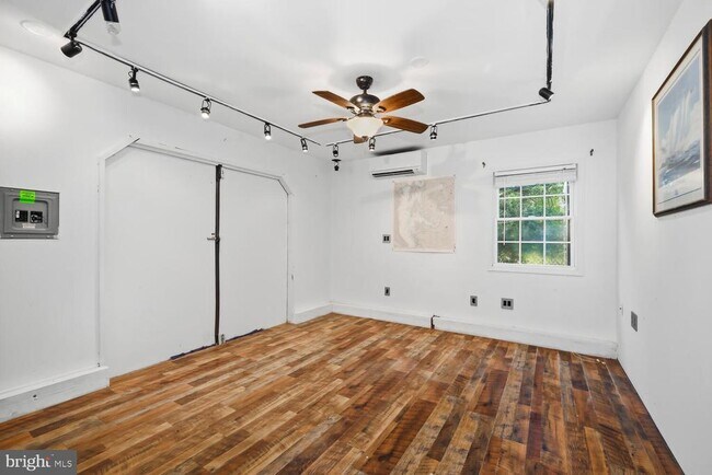 Building Photo - 304 Elm Ave