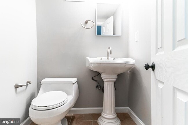 Building Photo - 2759 W George Mason Rd