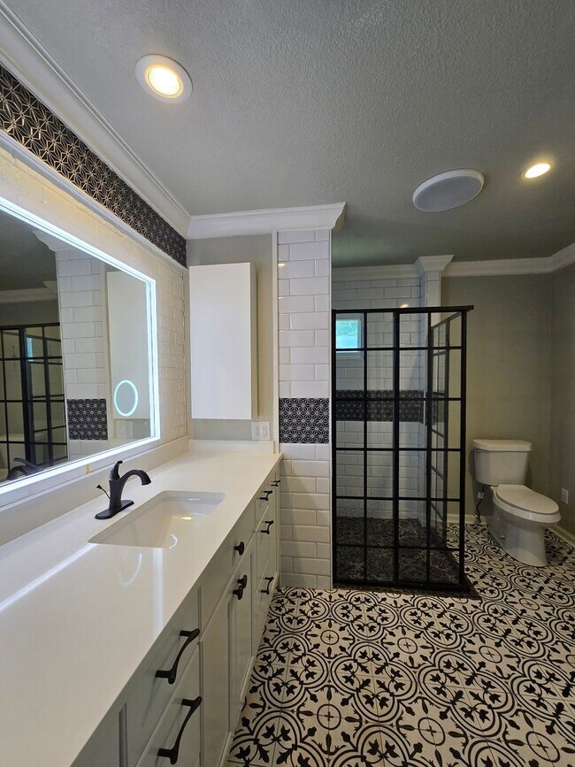 Building Photo - 1.5 Miles to Gruene / Fridge, Washer & Dryer Included / 2 Living Areas / Tons of Space / No Carpe...