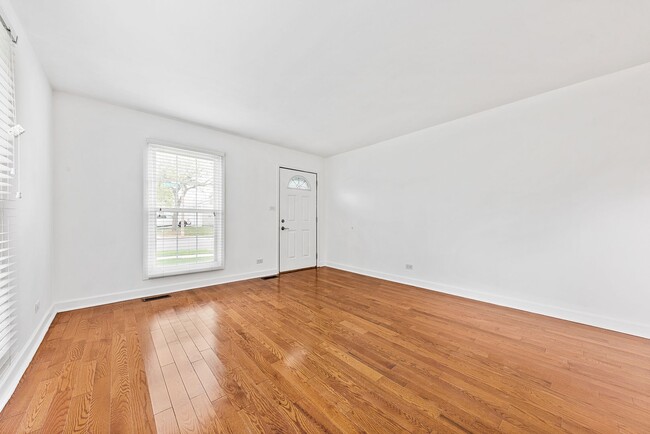 Building Photo - Modern 3-Bed Townhome in Hoffman Estates –...