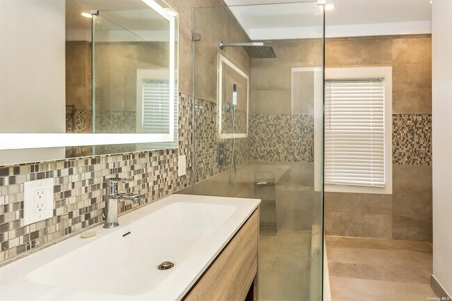 Building Photo - 10 Dosoris Way